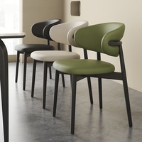 Chaise de salle à manger moderne avec dossier enveloppant, structure en bois massif et design ergonomique pour restaurant et maison