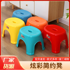 Tabouret enfant en plastique, coloré, rond et bas, pour la maison et l'usage des enfants - Product Image 2