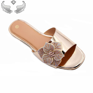Sandali piatti da donna alla moda, infradito, ciabatte casual da spiaggia leggere con decorazioni a goccia d'acqua per tutti i giorni - Product Image 4