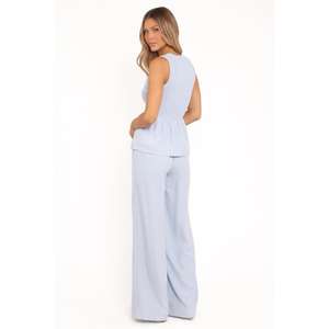 Pantalons décontractés de bureau conçus pour les femmes, axés sur le confort pour de longues heures, construction respirante et style facile. - Product Image 5