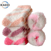 Chaussettes d'hiver douillettes pour femmes avec logo personnalisé, chaussettes à rayures mignonnes, longueur haute, respirantes, durables, chaussettes douillettes de Noël