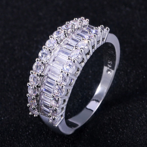 Anello Quadrato Baguette per Donne, Gioielli Eleganti e Scintillanti, Vendita all'Ingrosso - Product Image 1