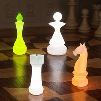 Juego de Piezas de Ajedrez Gigantes de Resina con Iluminación LED Contemporáneo, Lámpara de Pie con Rey, Caballero, Bispo, Peón y Torre que Brillan con Luz LED