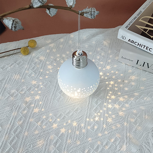 La palla <span class=keywords><strong>di</strong></span> natale bianca ha condotto la lampada <span class=keywords><strong>di</strong></span> natale decorazione <span class=keywords><strong>di</strong></span> luce a LED nuova palla appesa ornamento <span class=keywords><strong>di</strong></span> plastica lampada per la decorazione <span class=keywords><strong>di</strong></span> casa ufficio - Product Image 4