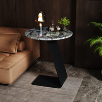 Table d'appoint de canapé en marbre moderne de luxe minimaliste italien, avec structure métallique, style designer de luxe léger, table d'angle en pierre de cristal superbe