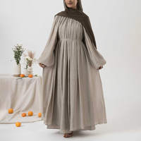 Abaya musulmane fermée gris-beige personnalisée en tissu froissé avec corsage froncé et manches ballon, robe modeste pour femme musulmane, commande en gros