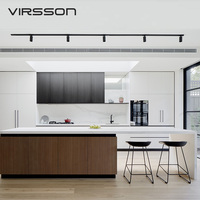 Ensemble de meubles de cuisine blancs modernes, armoires supérieures anthracite, îlot en marbre, base en bois, conception sur mesure cantilever