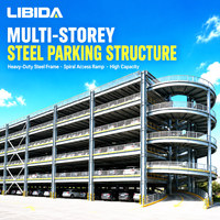 Complexe de stationnement automobile moderne à plusieurs étages en structure métallique avec rampe d'accès et de sortie des véhicules, niveaux de pont et allées de stationnement