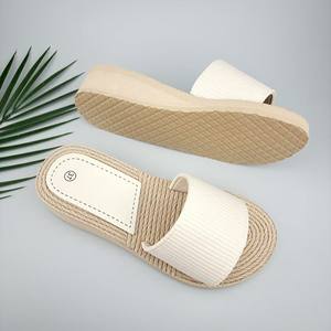 Sandalias planas de suela blanda cómodas antideslizantes de tendencia de moda para mujer - Product Image 3