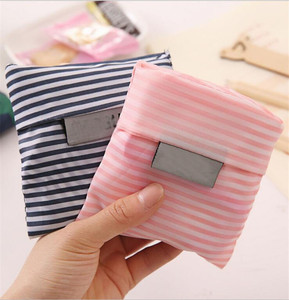 Sac fourre-tout compact et pliable qui se glisse dans la poche de votre manteau ou votre pochette. Ne vous rendez plus jamais sans un sac, qu'il soit <span class=keywords><strong>à</strong></span> la maison ou <span class=keywords><strong>à</strong></span> l'étranger. - Product Image 1