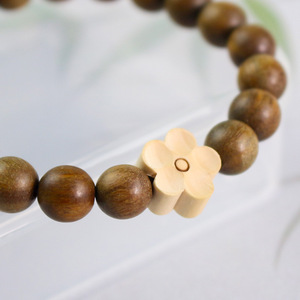 ใหม่สไตล์จีนสร้อยข้อมือไม้จันทน์เขียว 8 มม.ลูกปัดห้ากลีบดอกไม้ออกแบบเครื่องประดับสตรีของขวัญ - Product Image 2