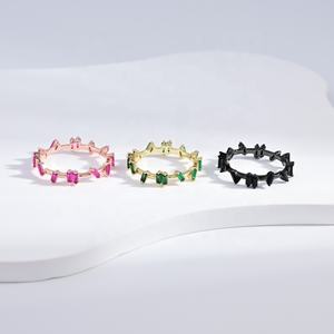 Anillo de plata de ley 925 personalizado con piedra arcoíris, económico, ajustable, para mujer, a la moda, apilable, chapado en oro, con diseño de trébol delicado. - Product Image 1