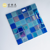 Tuiles de mosaïque en verre bleu irisé scintillant, style carré, finition brillante, idéales pour la décoration murale des hôtels en bord de piscine