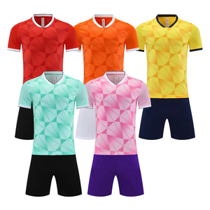 Conjunto de camiseta y pantalones cortos de fútbol personalizables con estampado geométrico de triángulos multicolor, uniforme de entrenamiento para equipo. - Product Image 1