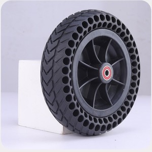 Roue de fauteuil roulant Yibaikang 6 pouces sans air en PU alvéolé pour remplacement et réparation - Product Image 1