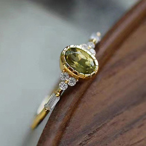 Anillo de Peridoto para Mujer T0463, Gema Natural Ovalada con Engaste de Bisel, Anillos de Compromiso de Moda - Product Image 1
