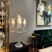 Lampe de table candélabre à trois lumières en cristal transparent avec abat-jour en verre gravé et gouttes de cristal pour villa, cheminée ou table d'appoint