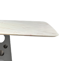 Ensemble de table à manger de luxe en acier inoxydable poli de forme spéciale en marbre de jade de couleur rose naturelle pour villas à manger