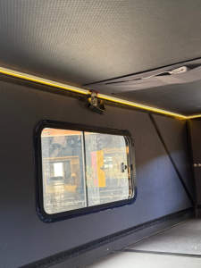 Portes d'accès latérales affleurantes tendances avec serrures renforcées et panneau de toit sans couture pour camion - Product Image 6