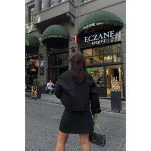 Ensemble veste courte matelassée et jupe Eczane Merve noir pour femme, décontracté, anti-boulochage, manches longues - Product Image 1