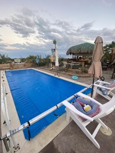 Couverture de piscine solaire en film PE épaissi Damary avec fonction de sécurité pour piscines hors sol et enterrées OEM - Product Image 5