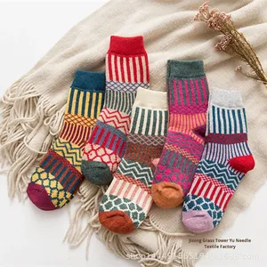 <span class=keywords><strong>Chaussettes</strong></span> d'hiver pour femmes pour <span class=keywords><strong>Amazon</strong></span> <span class=keywords><strong>Chaussettes</strong></span> d'équipage florales en tricot épais transfrontalier Automne Hiver Style ethnique Chaud pour le commerce extérieur - Product Image 4