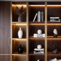 Moderner Dunkler Holz-Chefschreibtisch LED-Bücherregal-Set Luxuriöse Arbeitsstation Vitrine für Zuhause Büro Apartment Lager