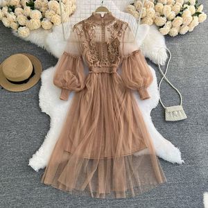 Ensemble deux pièces élégant en maille florale 3D, col montant, manches lanternes, taille haute amincissante, avec bretelles, collection Printemps - Product Image 3