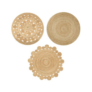 Tapis en jute à motif central, tissé à la main, pour une décoration intérieure traditionnelle ou d'inspiration mondiale. - Product Image 1