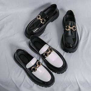 <span class=keywords><strong>รองเท้า</strong></span>โลฟเฟอร์หนังแก้วสองสีสำหรับผู้ชาย <span class=keywords><strong>พื้น</strong></span>หนาแบบแพลตฟอร์ม ประดับหัวเข็มขัดรูปม้าสีทอง เหมาะสำหรับใส่ลำลองในชีวิตประจำวัน ใส่ทำงาน หรือใส่ในเมือง - Product Image 3