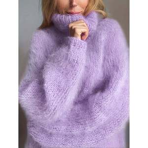 Suéter de Cuello Alto Felpudo Rosa para Mujer - Product Image 2