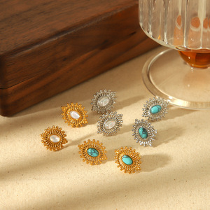 ต่างหูสไตล์ยุโรปอเมริกันย้อนยุคสีเทอร์ควอยซ์สำหรับผู้หญิง สแตนเลสสตีลชุบทอง 18k รูปทรงดอกไม้ ดีไซน์เรขาคณิต - Product Image 1