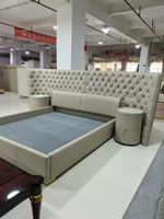 Cadre de lit moderne de luxe royal européen en cuir capitonné beige, rembourré et durable, pour salon avec table de chevet