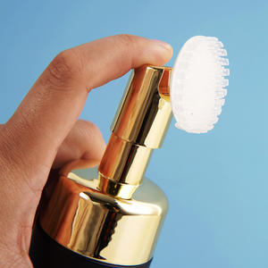 Bouteille Distributrice de <span class=keywords><strong>Mousse</strong></span> en Silicone Noir Mat 200ml avec Pompe et Brosse, Dorée par Galvanoplastie, pour Nettoyant Visage et Savon Moussant – Vente en Gros - Product Image 3