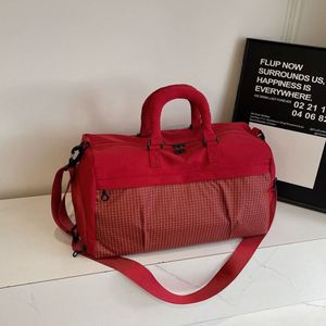 Sac de sport tendance multi-poches, sac de musculation à porter à la main, sac d'entraînement avec sangle réglable, sac de voyage de week-end pour hommes et femmes - Product Image 1