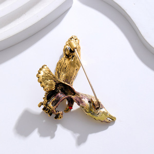 Broches de águila de oro vintage vívido broche de águila grande con diamantes de imitación - Product Image 4