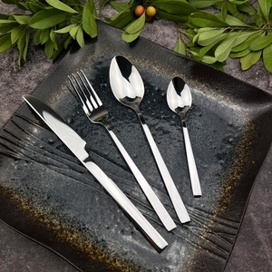 DFU0169 Ensemble de quatre couverts en acier inoxydable épaissi : couteaux, fourchettes, cuillères, cuillères à dessert, cuillères à café, forme carrée - Product Image 4