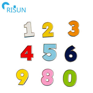 Insignia Digital de aniversario para fabricación al por mayor, recuerdo de letra dorada, Pin de solapa con número personalizado de mariposa, Pin esmaltado - Product Image 4