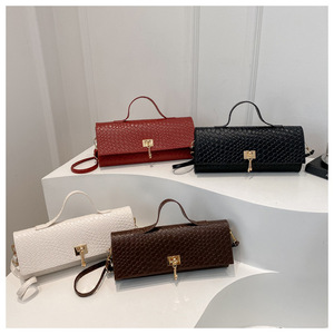 Bolso de hombro cruzado de lujo para mujer, moderno y de uso diario, con cierre dorado y diseño acolchado para un uso a la moda. - Product Image 2