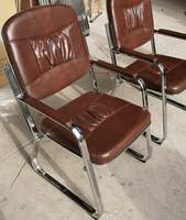 Vente en gros de chaise visiteur de bureau en cuir noir/marron de haute qualité pour salle d'attente avec cadre en métal chromé avec accoudoir