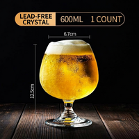 Mug à bière en verre artisanal grande capacité, design minimaliste avec logo découpé, idéal pour bars modernes et jus de fruits