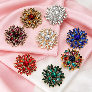 Broche rétro audacieuse et tendance de style européen et américain, avec accents de cristaux multicolores éblouissants, en alliage, accessoire de mariage et de vêtement d'extérieur unisexe - Product Image 1