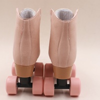 Patins à roulettes rétro rose clair mat, texture suède, patins montants avec roues en PVC rose pour fêtes et patinage décontracté
