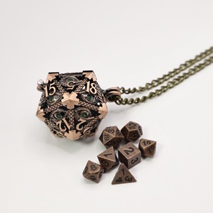 Tùy Chỉnh Dungeons Và Dragons Kim Loại <span class=keywords><strong>Dice</strong></span> Mặt Dây Chuyền Đồng Nhỏ Khắc Phụ Kiện Với Góc Tròn Và Biểu Tượng Tùy Chỉnh - Product Image 3