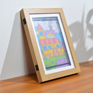 Cadre <span class=keywords><strong>en</strong></span> bois à ouverture rabattable pour dessins d'enfants et certificats - Affichage de bureau format A4 avec fermeture magnétique, finition naturelle - Product Image 1
