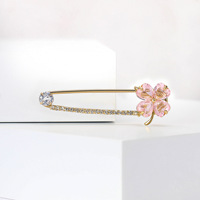 Broche en métal plaqué or et argent, motif trèfle à quatre feuilles entièrement orné de strass, épingle de sûreté pour la vente en gros de bijoux - Nouvelle tendance porte-bonheur