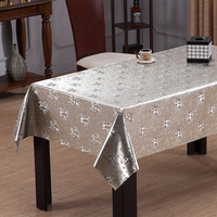 Nappe rectangulaire en PVC vinyle brossé argenté métallisé RNPT avec motif floral traînant pour les tables de réception de mariage