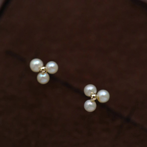 Boucles d'oreilles clous CANNER Lady S925 en argent sterling avec perles, plaquées or 18 carats, mini boucles d'oreilles clous fleur à trois perles pour femmes et filles - Product Image 1