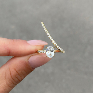 Q563 Anello di fidanzamento da donna in oro bianco con diamante naturale taglio ovale e diamanti laterali colore G - Product Image 2