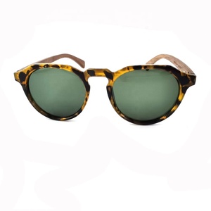 Nueva llegada Gafas de sol redondas con estilo con marco de plástico <span class=keywords><strong>café</strong></span> o gris Logotipo personalizado Ligero y cómodo Templo de madera - Product Image 2